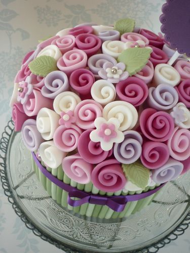 торт с цветами из лент мастики