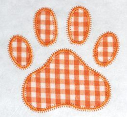 собачья лапка след-отпечаток вышивка на ткани