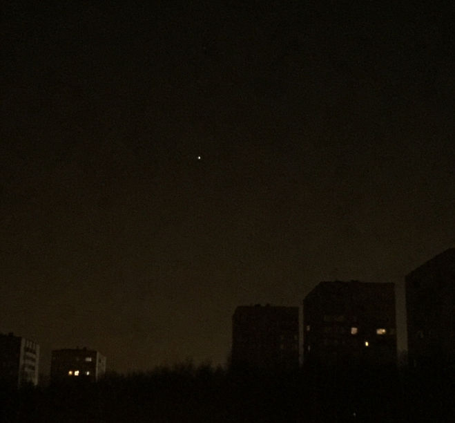Яркая звезда, на юге Москвы была замечена примерно в 2:30 ночи, движется в юго-западном направлении