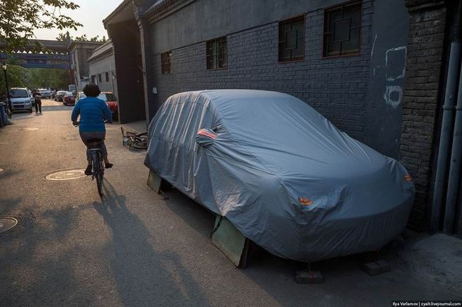 припаркованный китайский автомобиль