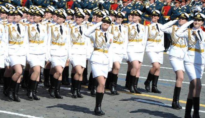 девушки на Параде Победы в 2021 году в белой форме, сексуальные русские военные девушки