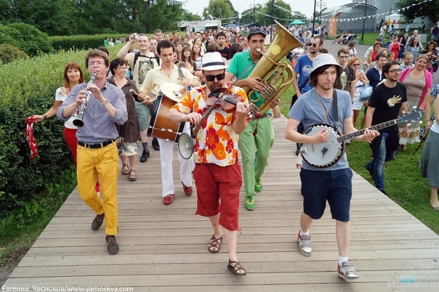 Фестиваль шагающих оркестров в парке МУЗЕОН
