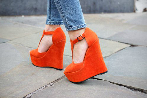 с чем носить оранжевые туфли
