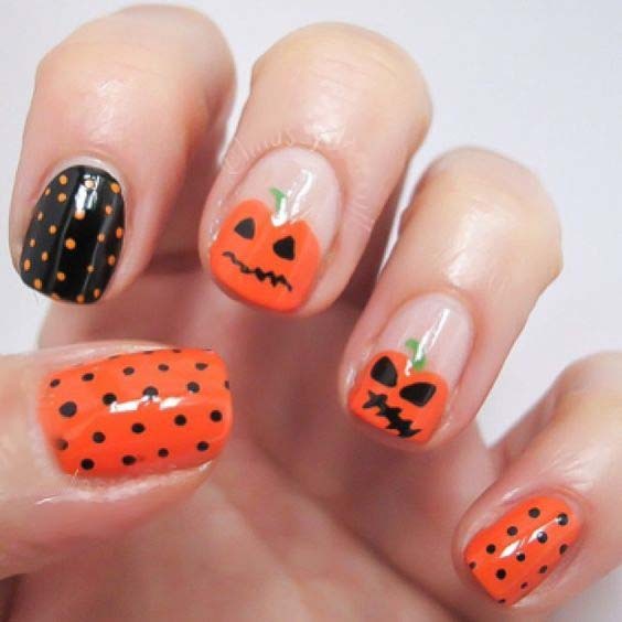 рисунок на ногтях с  тыквой на Хэллоуин