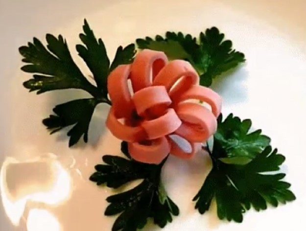 украшение цветок из колбасы