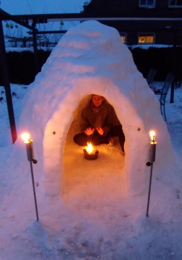 домик из снега