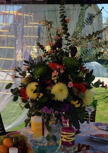 декор на стол в вазу с камушками и подсветкой (цветы в оазисе специальм материале)