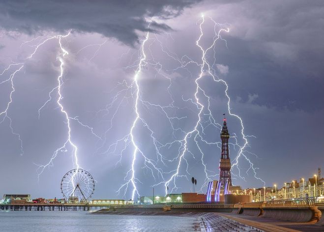 Фото молнии над Блэкпулом стало лучшим снимком погоды в Британии