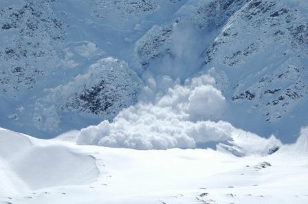 масса снега от вершины вмиг сбежит с горы в долину - ответ лавина