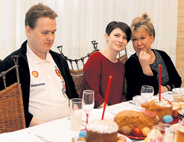 Юлия Норкина с младшими детьми - Александрой, Артёмом и Алексеем семья Андрей Норкин.jpg