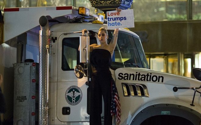 Леди Гага протестует против Трампа