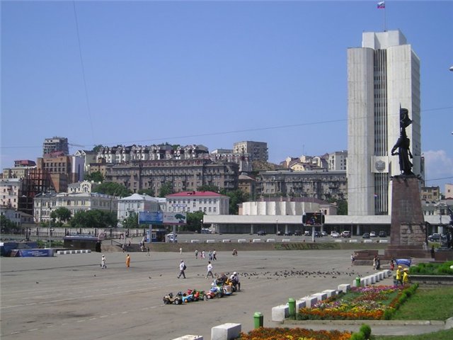 Центральная площадь с памятником Борцам за Власть Советов
