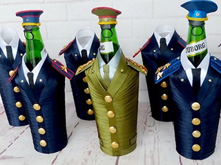 Украшение бутылки в военной форме атласными лентами