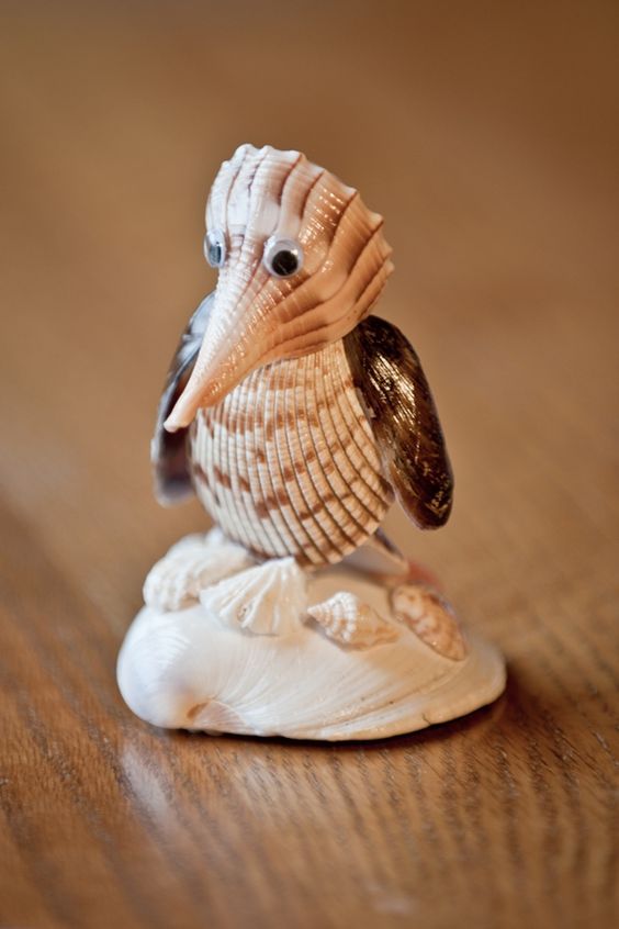 пеликан из ракушек