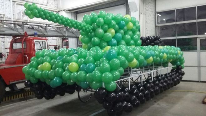 танк из воздушных шариков