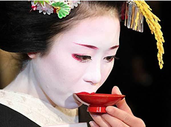 Перед чем по традиции японцы должны залпом выпить девять глотков сакэ?