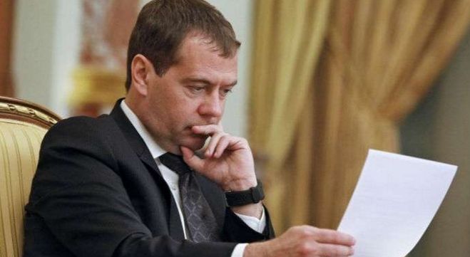 Медведева в отставку
