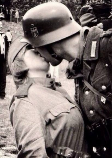 Немецкий солдат целует советскую медсестру