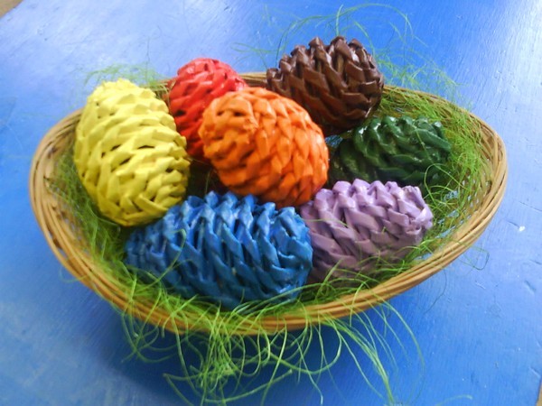 пасхальные яйца, плетение из газетных трубочек