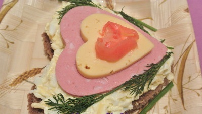 бутерброд с сердцем из колбасы