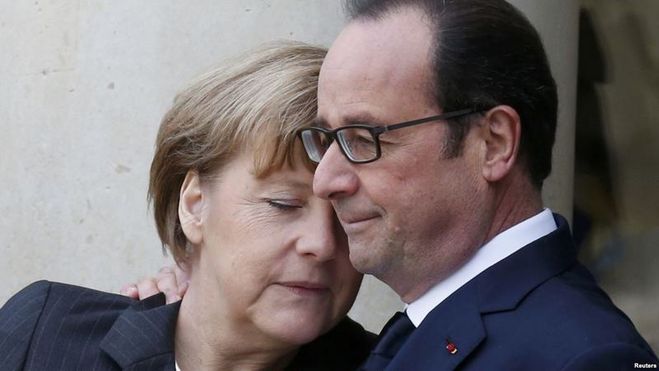 Меркель и Олланд обнимаются