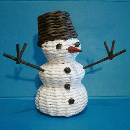 снеговик своими руками из газетных трубочек