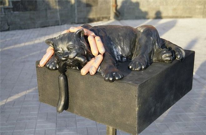 Памятник "Говорящий кот с сосисками"