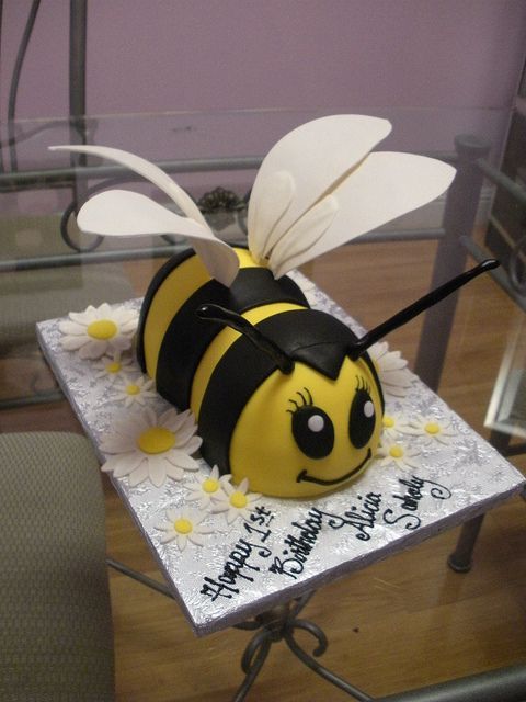 торт с украшением в виде пчелы