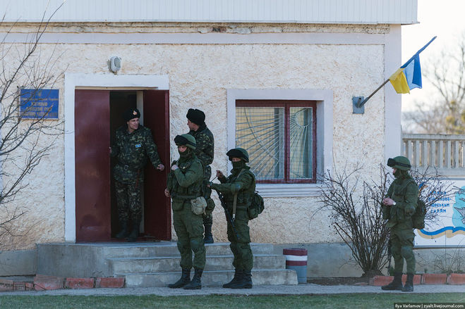 Украинские военные на КПП вместе с армией Самообороны Крыма