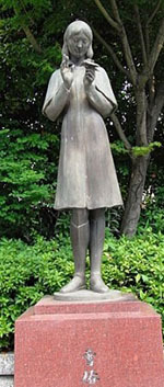 Памятник Садако Сасаки в городе Хиросима