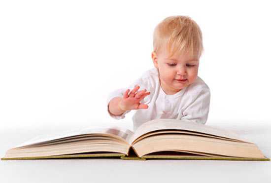 ребенок с книгой