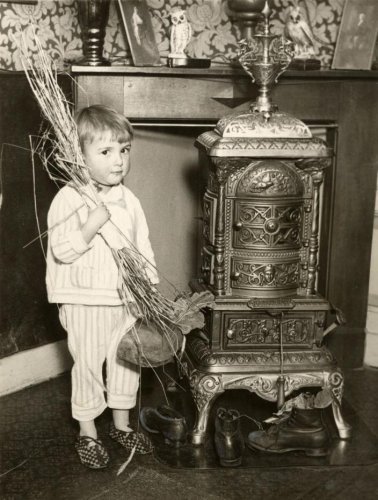 мальчик у буржуйки 1932