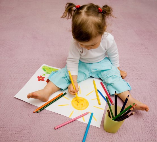 ребенок рисует
