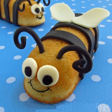 пирожное с украшением в виде пчелы