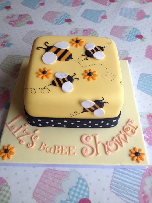 торт с украшением в виде пчелы