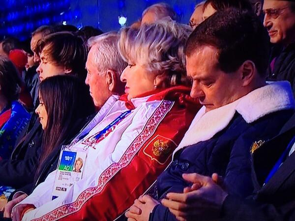 Дмитрий Медведев, первый премьер РФ спит на открытии домашней Олимпиады-2014