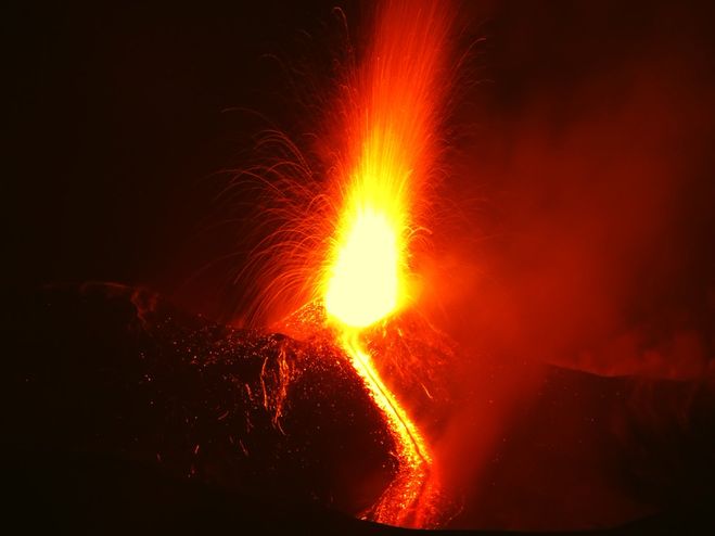 извержение вулкана Этна на Сицилии