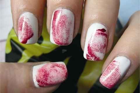 рисунок с пятнами крови на ногтях для Хэллоуина