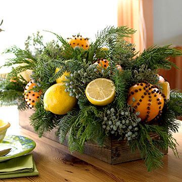 Лимон и апельсин в сервировке на Новый год