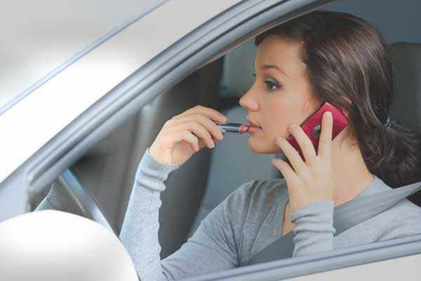 разговор по телефону за рулем, разговор по громкой связи, мобильник в автомобиле, гарнитура для разговора в автомобиле