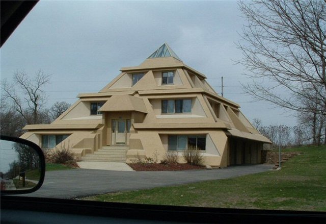 японцы увлекаются такой пирамидальной архитектурой домов