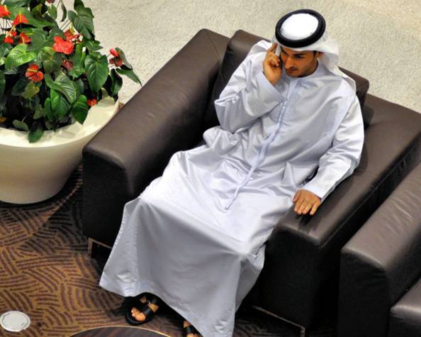 текст при наведении - мужчина в традиционной одежде, ОАЭ