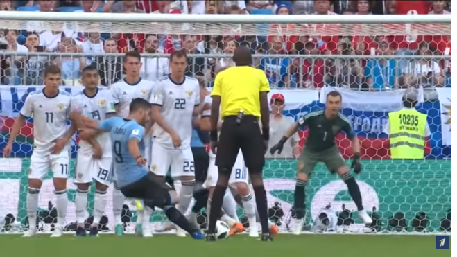 Луис Суарес забивает гол ЧМ-2018 по футболу между Россией и Уругваем
