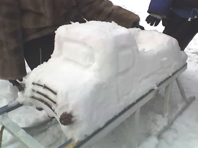 машина из снега