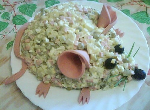 съедобная мышь из продуктов своими руками из салата "Оливье"