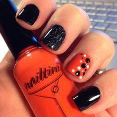 позитивный оранжевый рисунок на ногтях на Хэллоуин