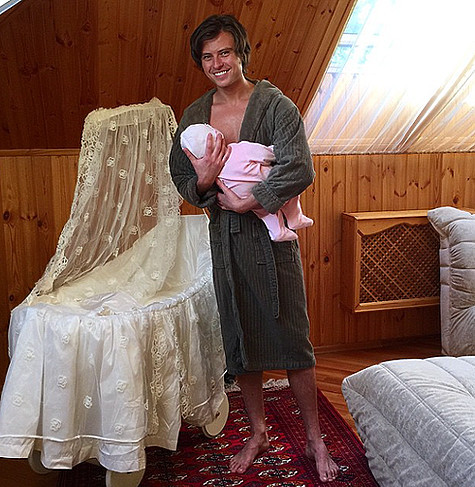 Почему Прохор Шаляпин одевается своего сына в розовый цвет?