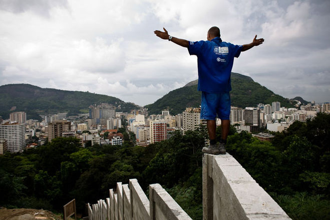 Рио-де-Жанейро, вид со стены фавелы