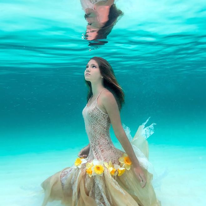 Девушка под водой.