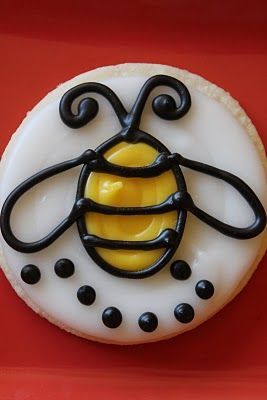 пчела с украшением в виде пчелы